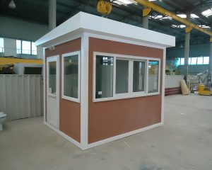 Kahverengi tonlu Metropol Kabin, beyaz pencere-kapı çerçeveleri ile fabrika üretim hattında