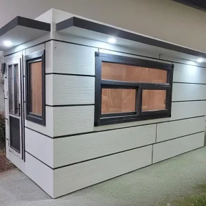 Beyaz-antrasit Standart Kabin, gece LED aydınlatmalı çim alan üzerinde