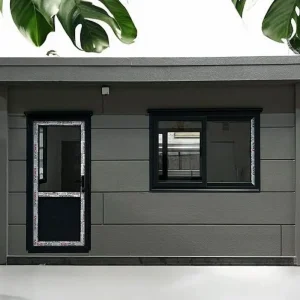 Antrasit Standart Kabin kapı-pencere yakın çekim detayı, yapraklar arasından